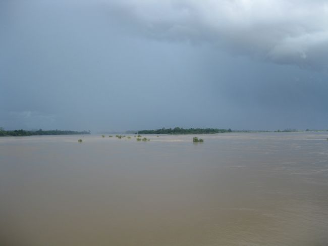 ここは、コーン島の最下流。<br /><br />ここから、イルカウォッチングの船が出ている。<br /><br />これだけデカイと川って感じがしない。<br />