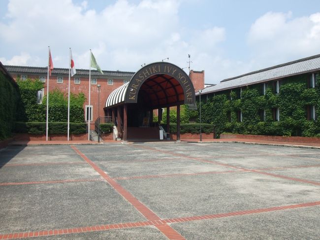 壁がツタで覆われていますが、<br />これはここが工場だった頃<br />内部の温度調節をするために<br />植えられたとか。<br /><br />120年も前のことですが<br />エコ先取りですね。