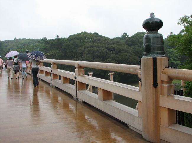 昨年架け替えられた新しい宇治橋を渡り内宮へ向かいます。