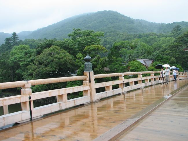 雨だったので、おかげ横丁などの散策はせず参道前で、赤福だけを買いました。早速、車の中でおやつタイムです。おいし〜い。