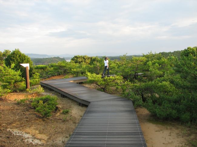 昨日、一日中降った雨もようやくあがり朝の散歩に出かけました。岬のさんぽ道を通って岬の展望台へ向かいます。