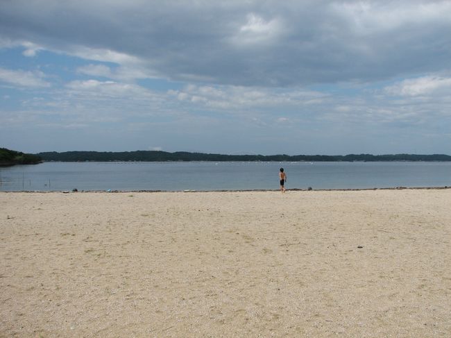 アクアビラ伊勢志摩から徒歩10分くらいで次郎六郎海水浴場に着きます。英虞湾に面した、水のきれいな海水浴場です。内海のため波もなく静かな穏やかな砂浜です。<br />