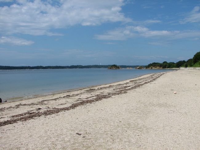 英虞湾内の小さな岬の半島にある海岸で両側に砂浜が広がっています。遠浅の海が広がり波も静かで穏やかです。海開きがまだだそうで、朝九時の海水浴は一番のりでした。