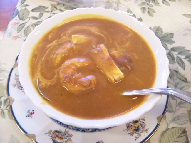 プティレストラン宮本へ行きました。洋食メニューが充実していました。<br />海鮮グルメカレー（海老、帆立貝、イカ） 2,100円<br />サフランライスとカレーが別々の皿で出てきます。