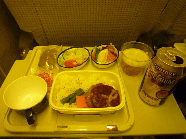 機内食です。味は…まぁまぁ…。<br />ビールは美味かったです（笑）ぷっはぁあああああ！！！！！