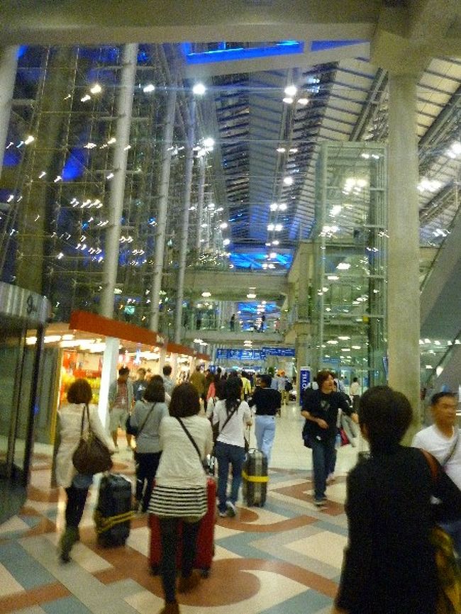 約6時間のフライトを終え、空港に到着！！<br />新しくてきれいで広い！！タイに勝手に抱いていたイメージと全然違う立派な空港でした（←失礼<br />そして、夜も遅いというのに人人人人人…！！！！！<br />…これがハブ空港ってやつですか…！！