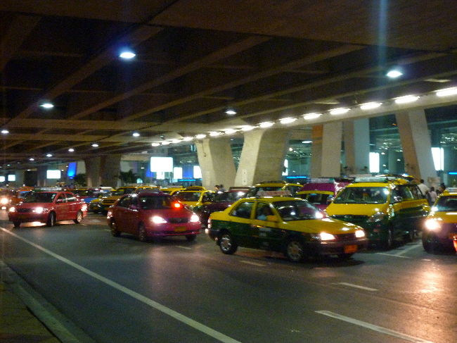 タクシーも派手です…。<br />ビビッドピンクとか、日本じゃない…よね…？