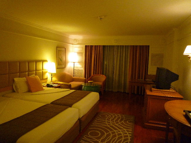 日付が変わった頃にやっとチェックイン…！！<br />夜早い母は眠そうでした（笑<br />部屋は思ってた以上に広くてキレイでした。<br />シャワーの水が若干濁ってたのが出てきましたが、まぁ東南アジアってことでおこはスルー（笑<br /><br />翌日は6時に起きます…！！