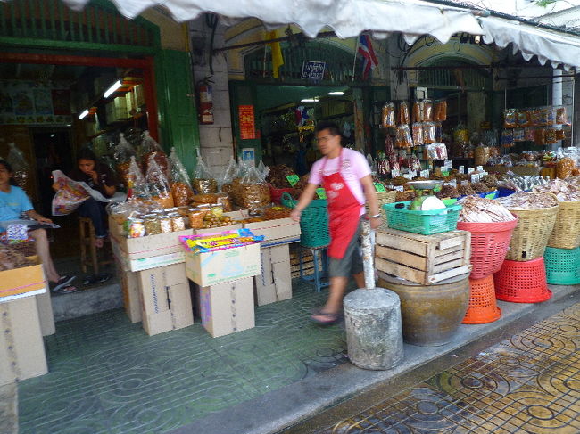 眠くてぐだぐだしそうなところを母に起こされ（←朝は強い）だらだら準備し、同じホテルの方たちと乗り合わせて寺院観光へ！<br />朝早くからもう町の人たちは働いてます。<br /><br />…朝早くっていっても、日本時間で9時なので私がだらだらしすぎてたんですが…（笑