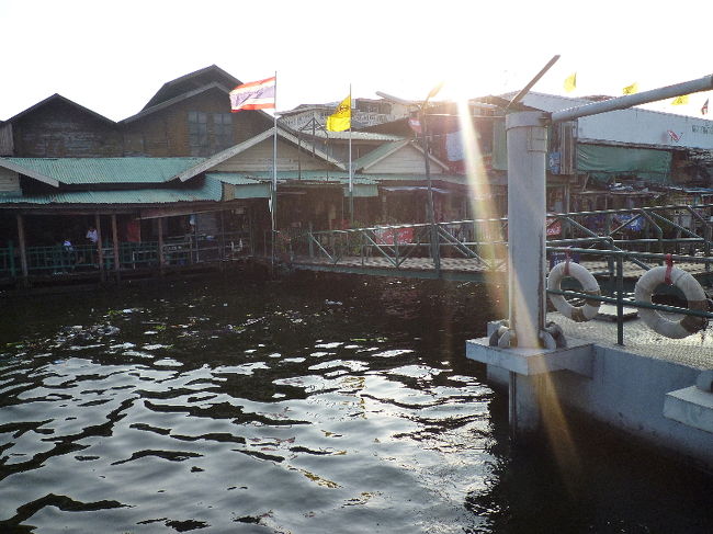 朝日がまぶしい…！！前の写真で見ると水がきれいに見えますが、船に乗って下を見てみると…おぉぅ…。<br />なんか色々浮いてる…。<br /><br />…見ないふりしまいた（笑