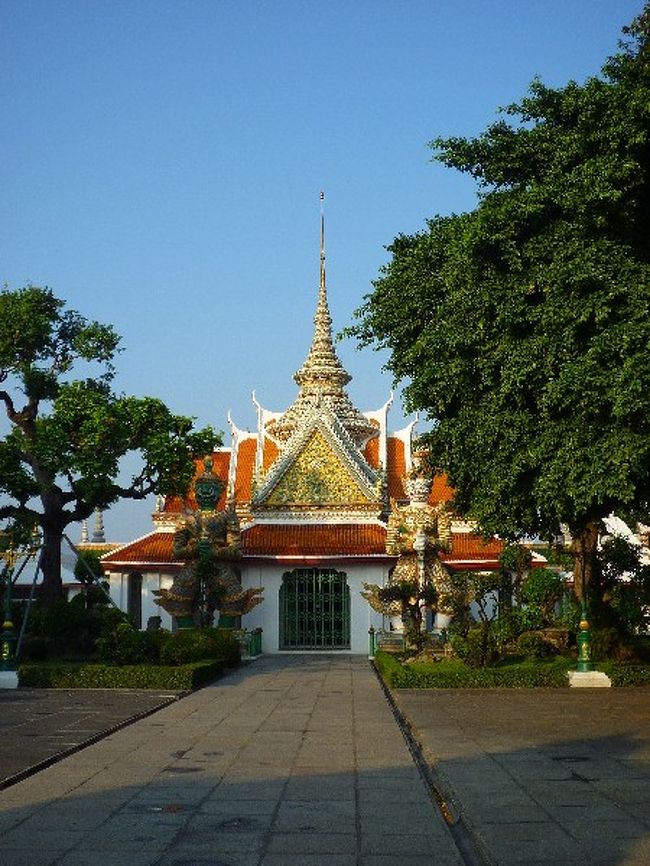 対岸に到着！！<br />ヤック２体が本堂を守ってます。<br /><br />そしてこの近くに、顔をはめて写真を撮るとお金をぼったくられる？という観光地によくあるアレがありました。写真撮るの忘れたー！！