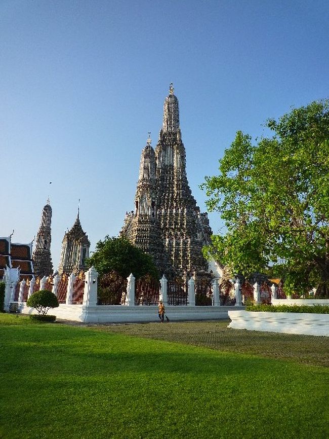 おぉ！ワット・アルン！！<br />遠くで見ても、よって見てもキレイです…！！