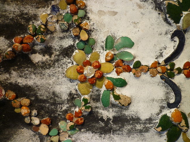 この陶器の破片（？）を一つ一つ組み合わせて作っている花等、どれもこれも可愛い…！！<br />タイ人のセンスに嫉妬…！！！！！