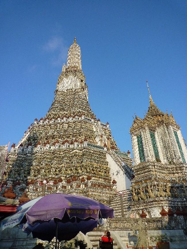 青空とワットアルン…。絵になります。<br /><br />登ったのはよかったんですが、降りてきた時変な筋肉の使い方したみたいで、ありえないぐらいの筋肉痛に襲われました…降りた直後から（笑<br />タイ旅行期間中、この筋肉痛は治ることはありませんでした（笑