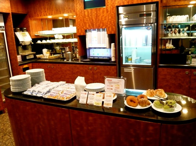ビジネスクラスだからラウンジに！<br />初ラウンジ・飛鳥。<br />ビールもワインも<br />コーヒーもドーナツもある〜。<br />どれにしよう〜。