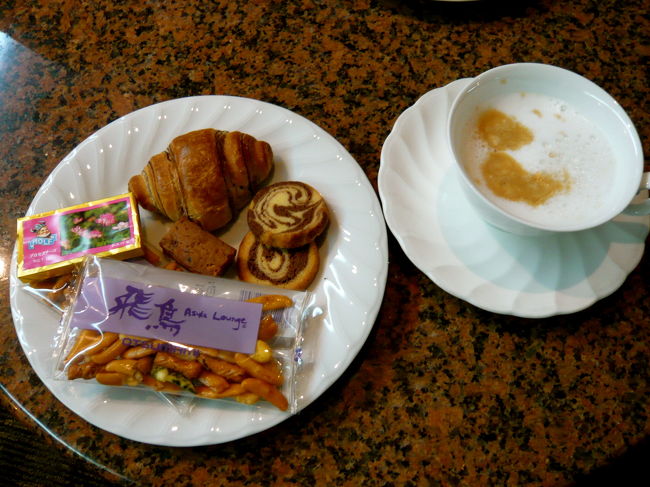 乗ってすぐに機内食だから<br />がっつり食べたい気分をおさえて<br />クッキーやらおつまみやらを。<br />ビールもガマンしてコーヒーに。<br />機内でシャンパン飲むもんー★