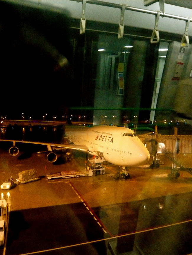 ラウンジから見える窓の外には<br />今から乗るデルタくん！<br />ハワイまでよろしくねー★