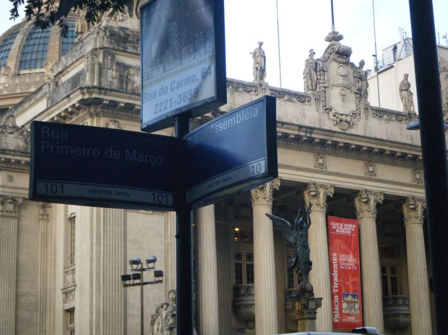 わかりやすい住所表示<br /><br />Rioでは、ヨーロッパと同じように道路ごとに番地が降ってありますが、交差点で通り名とそのブロックに属する番地が表示してあり住所を探すのは便利です。