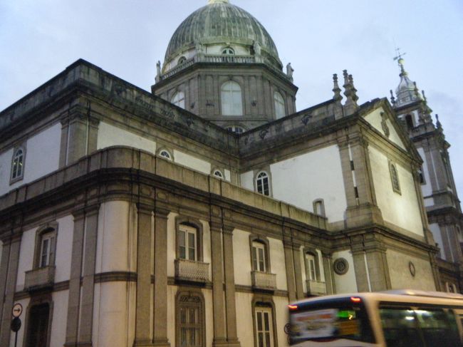 観光案内所から見たカンデラリア教会<br /><br />この教会はリオの旧市街を歩き回るときには起点に考えるとわかりやすいです。こちらの角度はちょっと裏手です。