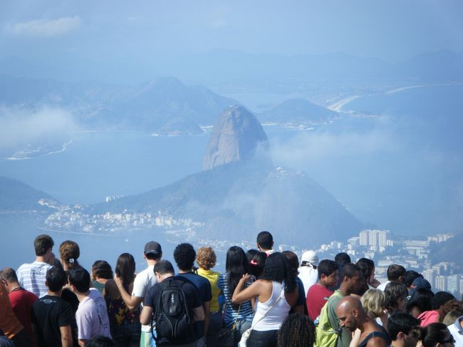 コルコバードからみた砂糖パン<br /><br />7月の末の冬の真っ最中の観光客の服装にご注意ください。