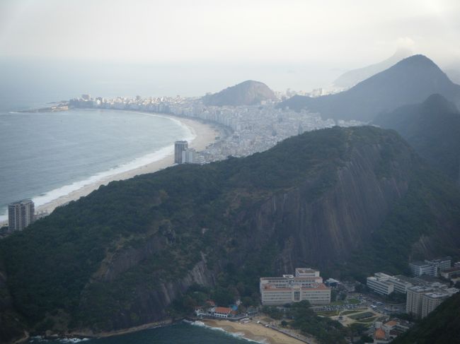 砂糖パンからたコパカバーナ海岸<br /><br />その向こうがイパネマ海岸です。この小高い山が曲者で、この山肌にファベーラと呼ばれるスラム街があり、麻薬業者なども出入りしているそうです。観光地に近いので山のほうには寄らないようにとサンパウロのタクシーの運転手さんが注意してくれました。