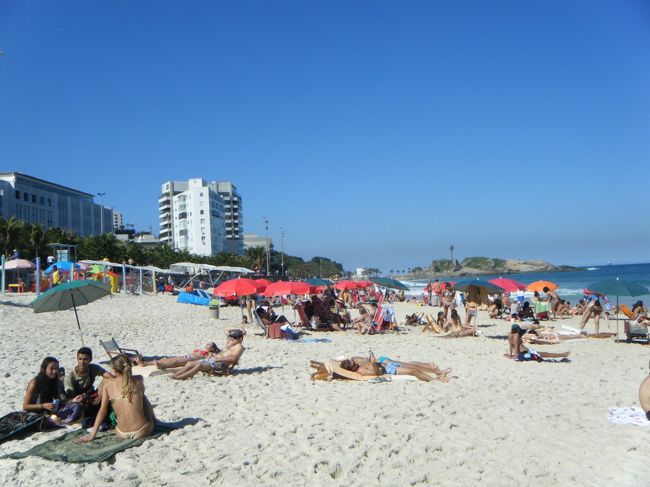 Olha que coisa mais linda, Mais cheira de gra&amp;ccedil;a, &amp;Eacute; ela menina, Que vem que passa<br /><br />イパネマの娘で有名なイパネマ海岸の冬です。今日は晴天で日差しもかなり強いのですが、曇っている日の夕方になると海の中のほうが温かいこともあります。そんなときは中途半端に海で濡れずに、ずっと日光浴に専念している人が多いようです。<br />