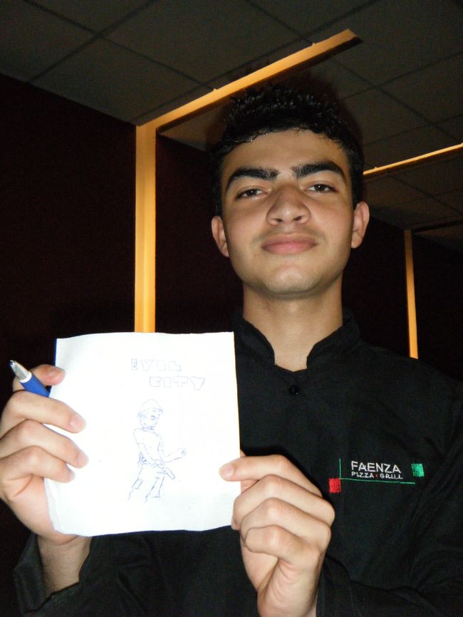 日本アニメ大好き人間Jose Emerson de Vasconcelo Silwa君<br /><br />なるとのファンで自分も漫画の練習中。手に持っているのはかれがナプキンにささっと書いたかれのオリジナル漫画です。