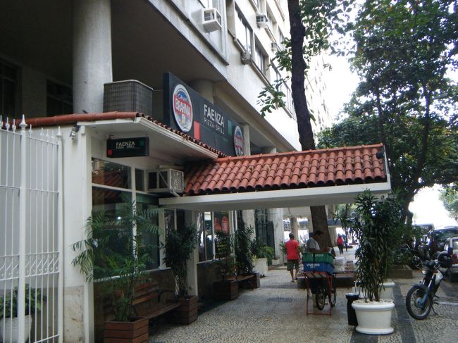 Jose Emerson de Vasconcelo Silwa君の働くレストラン<br /><br />Rua Siqueira Campos 18、電話2257-1427のFAENZA。この先はコパカバーナのビーチです。ブラジルでは一般的なバイキング形式が主体ですが、アラカルトも可能です。入り口でバイキングかアラカルトかを言って券をもらって入ります。お勘定はそのチェックを見せて出口のカウンターでカード払い。日本人には使いやすいシステムです。