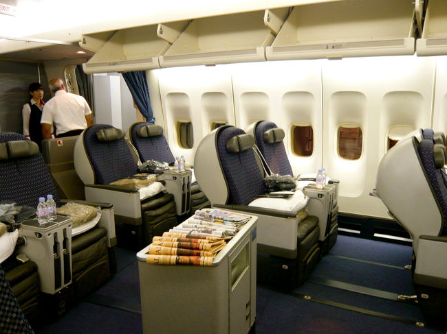 さてー機内に乗り込みました！<br />初めてのビジネスクラス★<br />こんなに座席がゆったりしてるんだなー。<br />張り切って乗ったら、一番乗りでした。<br />機内でいきなりはしゃぐ親子です。