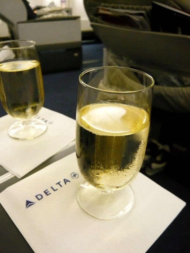 席に座るとCAさんが<br />「お飲物はいかがなさいますか？」だって。<br />迷わずシャンパンですよねー★<br />離陸前から優雅にシュワシュワをいただくなんて<br />とってもしあわせ！