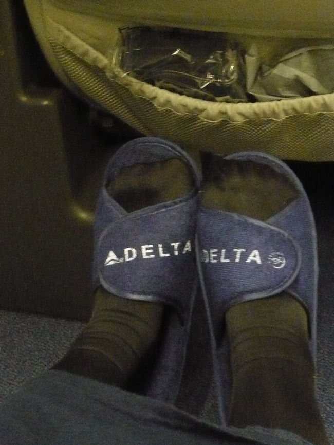 スリッパとかアメニティが<br />いろいろ付いているのですね。<br />足をうーんと伸ばしても<br />こんなにラクラクです。<br />飛行機の旅を存分に楽しめそう★