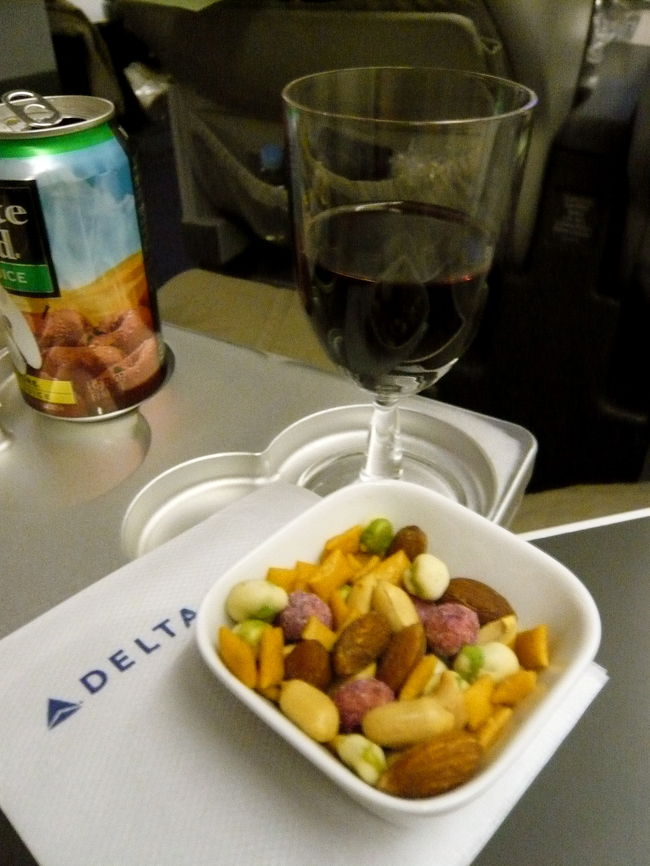さあ飛行機が動き出しました！<br />でももうシャンパン飲んじゃいましたー。<br />するとすかさず次の飲み物を聞いてくれます。<br />次は赤ワインにしようー★<br />このナッツのおつまみも、おいしいー。