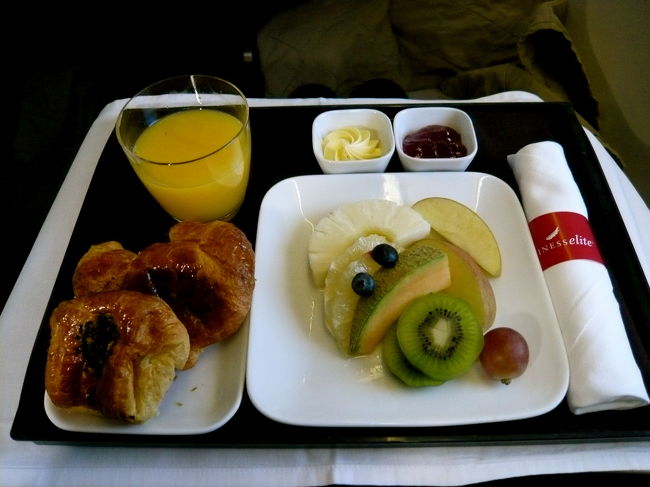 機内では映画を観たり<br />ぐっすり寝たり。<br />お母さんも快適そうでよかった。<br />到着前にフルーツの朝食が出ましたよ。<br />もちろん完食★