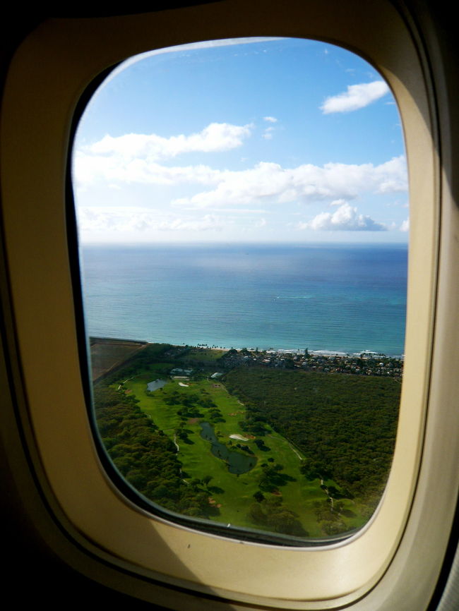 窓の外にハワイの海が見えてきた！<br />きれいなブルー★<br />テンション上がってきましたー。