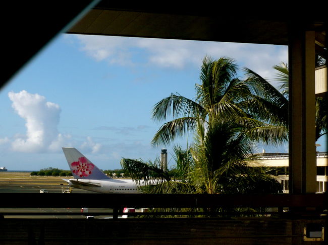 ホノルル空港に到着★<br />素晴らしく快晴です！<br />今回は入国審査のところで<br />めっちゃしゃべりかけられてビックリ。<br />「おみやげどれくらい買うのー？」とか<br />そんなことまで聞いちゃうー？