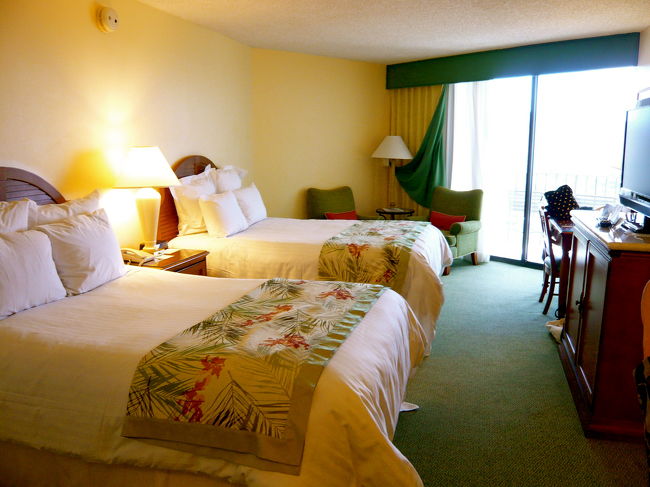 チェックインすると<br />部屋をグレードアップしてくれてました★<br />29階のダイヤモンドヘッド・<br />オーシャンビューだって。<br />お部屋の中は、うーんいい感じ。<br />このベッドの寝心地がよかった〜。