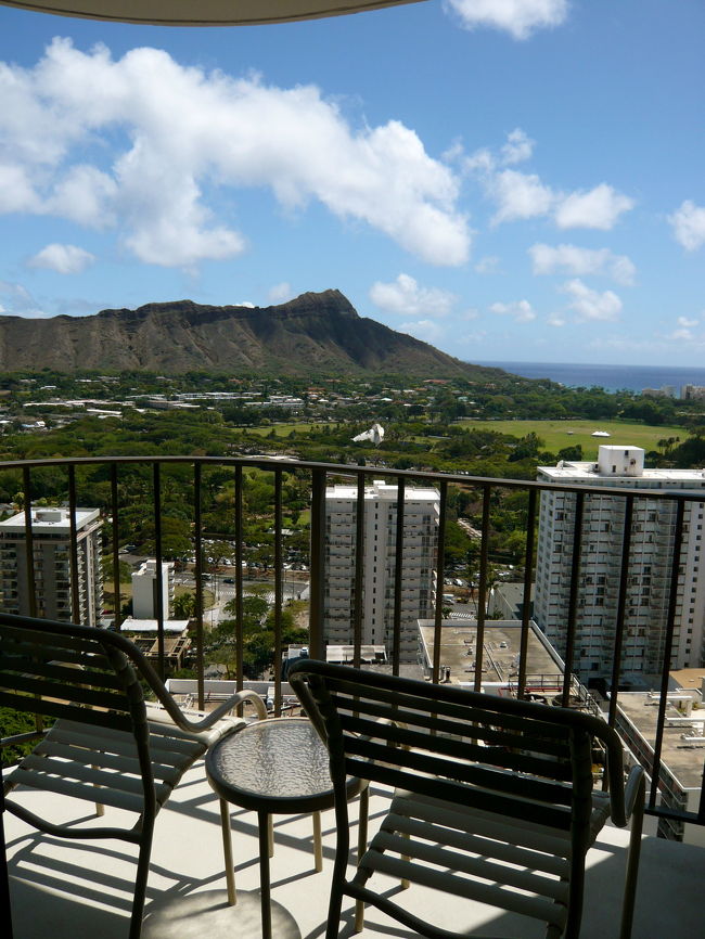 ラナイに出てみると<br />ダイヤモンドヘッドが目の前にー。<br />なんというナイスビュー★