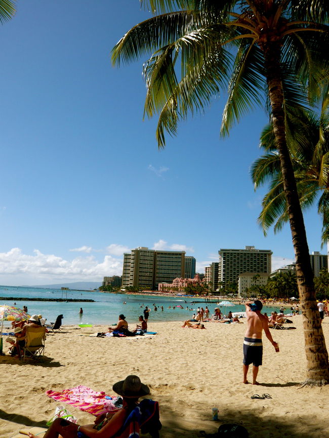 ラナイでくつろいだ後は、ビーチ散策。<br />「ここがあのワイキキビーチ！？」って<br />お母さんはしゃいでました。かわいー。<br />何度来ても、なんかいいですよねー。<br />このハワイの空気感って。