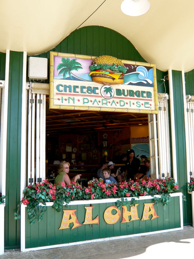 さて、お昼もすぎてるし<br />そろそろおなかがすいてきました。<br />「ハンバーガーを食べよう！」ということで<br />入ったのは〈チーズバーガー・イン・パラダイス〉。<br />お店の外観がかわいい。<br />カラカウア通り沿いにあります。