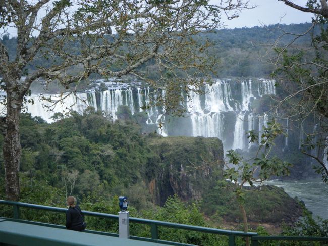 いよいよ始まり<br /><br />これだけでも圧倒されます。多くの観光客の方々も喜んで記念写真を撮っていますが、先に行くとこんなちゃちなものに。。。と思わされます。