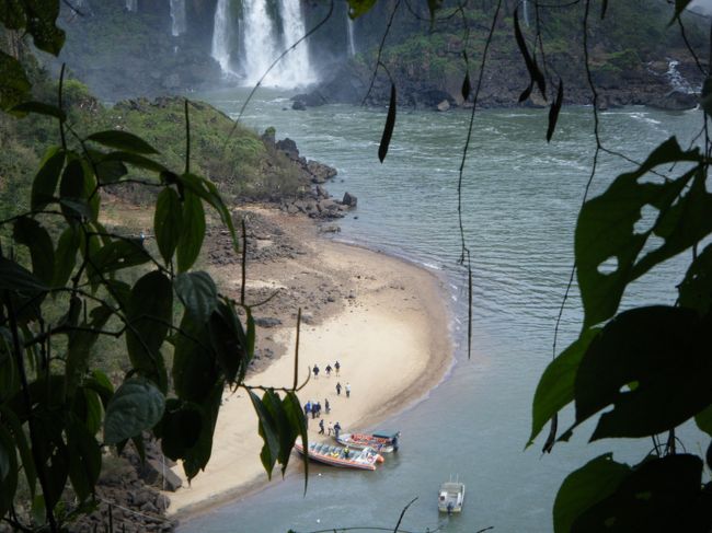 サファリボート<br /><br />ちょうどサファリボートのお客さんが乗り込んでいるのが見えました。