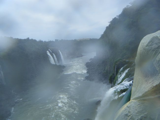 下流<br /><br />下流にも滝が並んでいます。実はここまで見てきた滝はそれだったのですね。