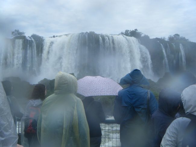 みんなびしょ濡れ<br /><br />傘よりカッパでしょうね。写真の邪魔にもならないし。