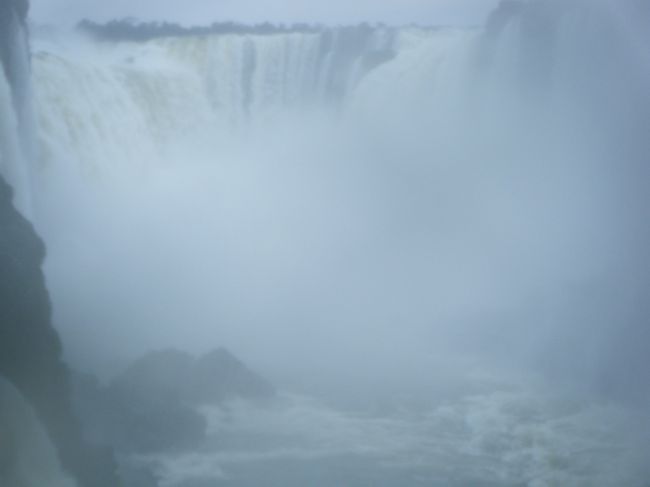 カメラの限界<br /><br />このすごさ! しかし、あとで写真で見るとこの通り、水しぶきにカメラが負けています。デジカメはまだまだ人間の目に及びません。