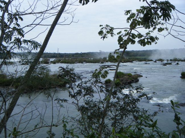 アルゼンチン側<br /><br />アルゼンチン側は上から悪魔ののど笛に近づけます。アルゼンチンの国旗が経っているのですが不鮮明にしか映っていませんね。