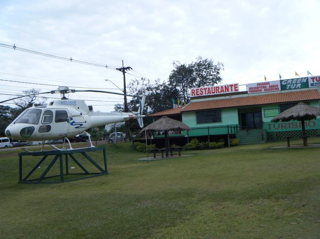 ヘリポートの目印<br /><br />ヘリコプターは公園の外、入り口の近くです。この模型を目安に行くとよいでしょう。ただ、これはヘリコプター屋さんの向かいにあるレストラン件観光会社の宣伝物です。ヘリコプター屋さん自体の事務所は小さいし、ヘリは飛んでいて地べたにはいませんから、ほんとにここかと疑いたくなります。
