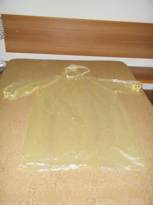 カッパ<br /><br />大活躍のカッパR$5です。顔と手首がゴムひもで締められるので大助かり、また懐が広いのでちょっとした荷物もカッパの下に小脇に抱えれば大丈夫です。日本からわざわざ百円ショップで誂える必要はありません。