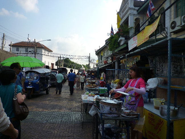 船で対岸に戻ってきたら、さらに活気が出てました。<br /><br /><br />そして、次に向かったのは…