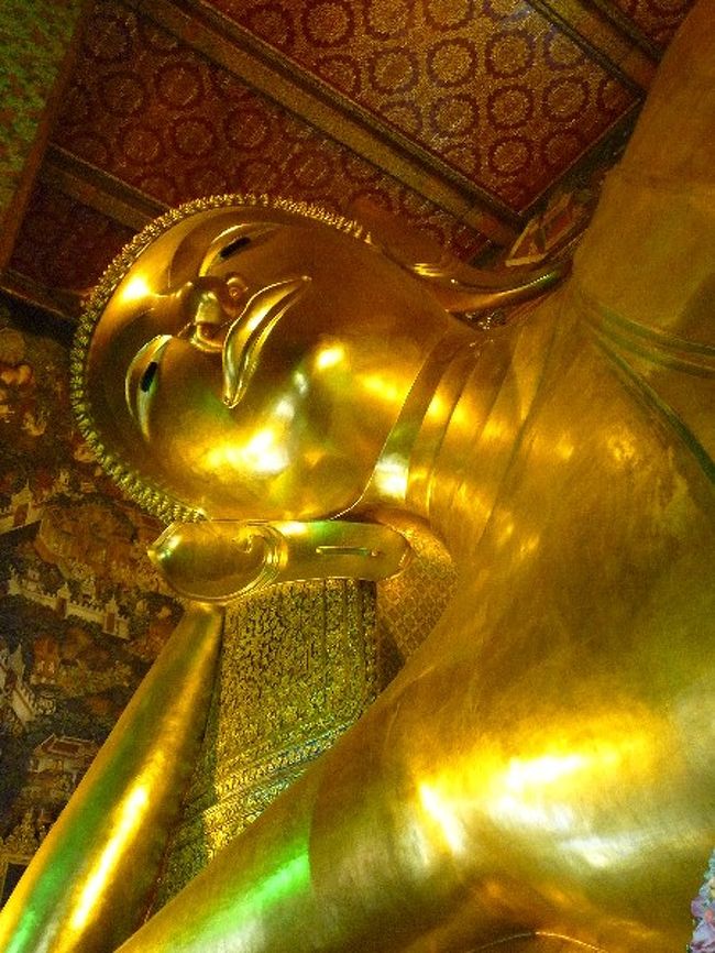 ワット・ポー！！！！！<br /><br />実際に見に行った友人から大きいとは聞いていましたが、予想を超えて大きかったです…！！<br />コンデジにしては結構な広角なんですが、それでもギリギリ…！！