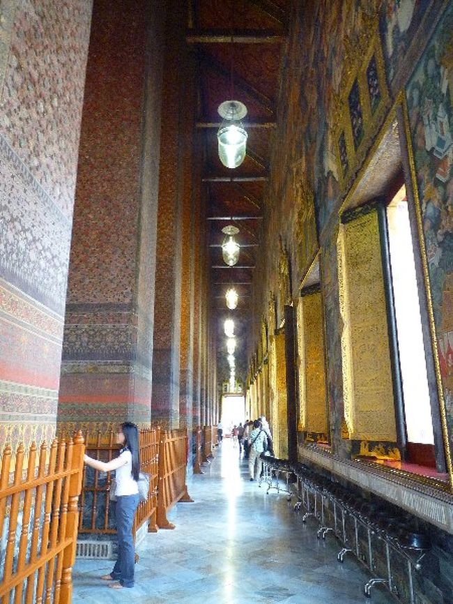 鉢？に小銭を入れていく音が神秘的な雰囲気を醸し出してました。